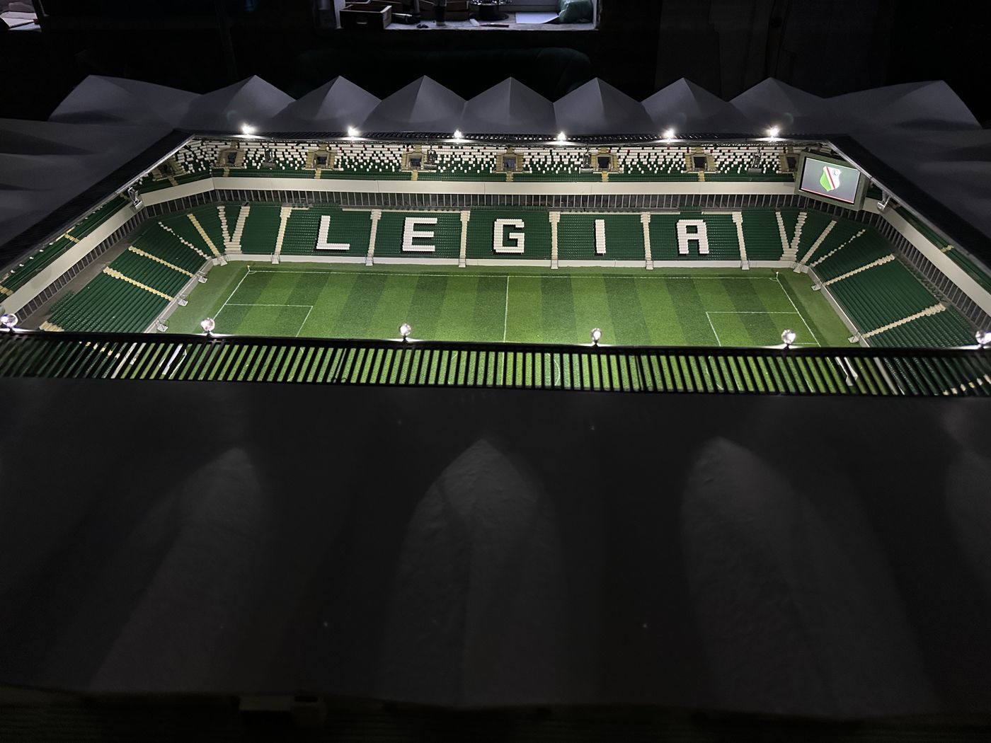 Oświetlona trybuna z napisem LEGIA na makiecie